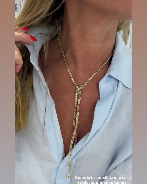 Collar de crochet llevado sobre camisa blanca
